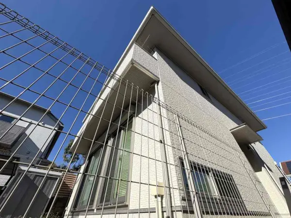 駐車スペース、玄関は東側から出入りいただけます。駐車スペース奥の階段を上ると玄関がございます。