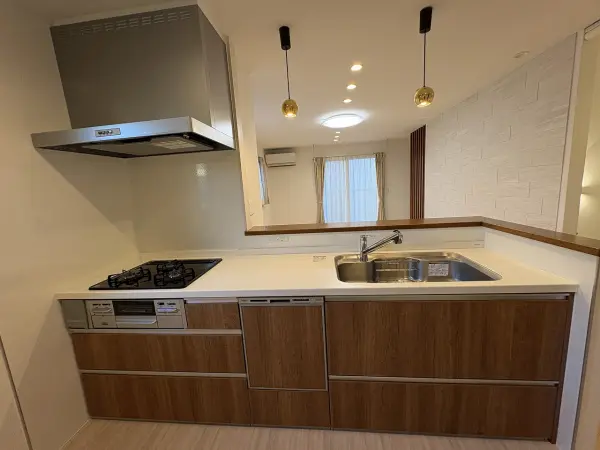 調理作業をしながらリビング・ダイニングのご家族の様子も確認いただけるカウンターキッチンを採用。