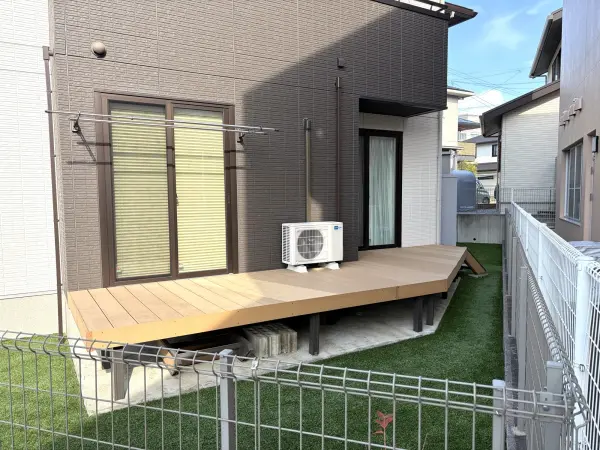 敷地南東側に庭スペースがあります。ウッドデッキに腰を下ろし、ゆっくり寛ぐこともできそうです。