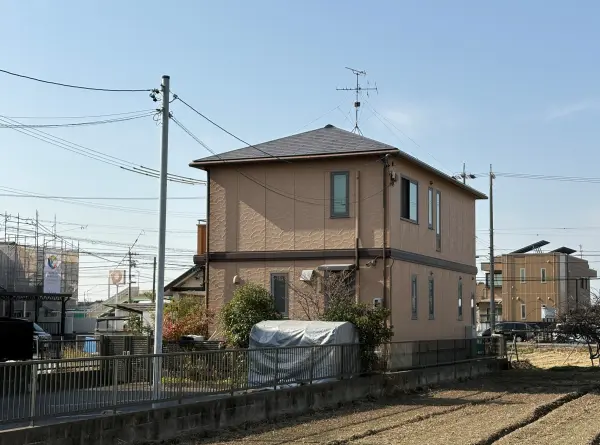 静かな住宅街に位置します。