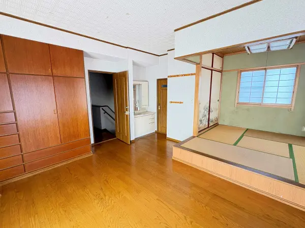 2階の広々とした洋室・和室