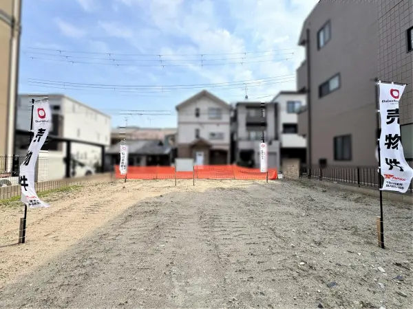 真後ろから
前面道路はアスファルト舗装されており、自転車などでもスムーズに通行できそうです。