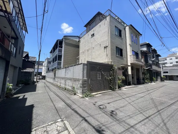 建築条件なし売土地！西・南・東の三方が道路に接しているため日当たり、通風良好な土地です。