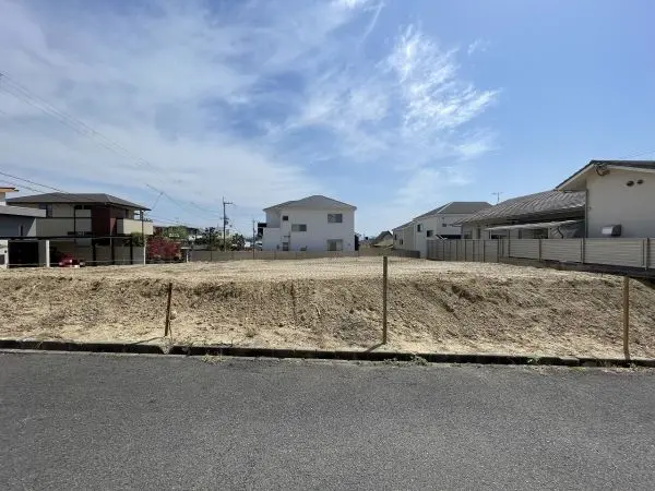 北西角地で、前面道路幅員は北側・西側ともに約５．２ｍ。
ぜひ現地にて日あたり等ご確認ください。