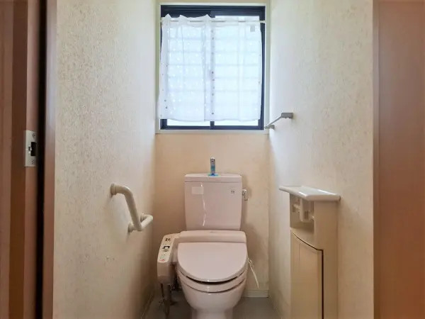 （1階トイレ）年間を通して快適に使用できる、温水洗浄便座付きトイレです。