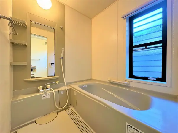 （北東側浴室）窓があり、自然換気が可能です。浴室内のカビ・湿気対策につながります。