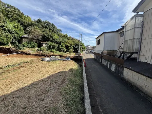 車通りが少なく、小さなお子様がいるご家庭も安心の、静かで穏やかな前面道路です。