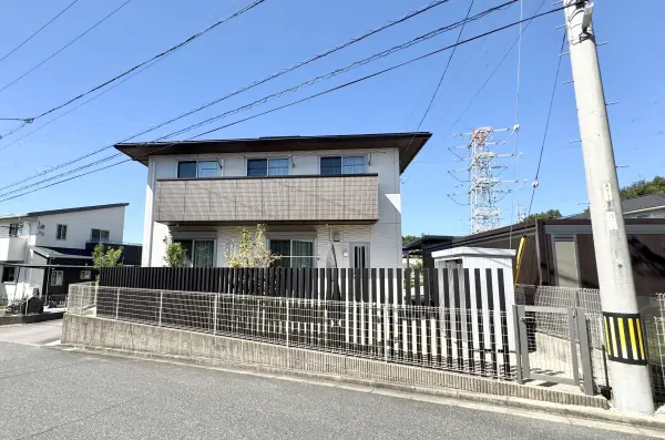 目隠しフェンスがあり南側道路からの視線を遮ります。