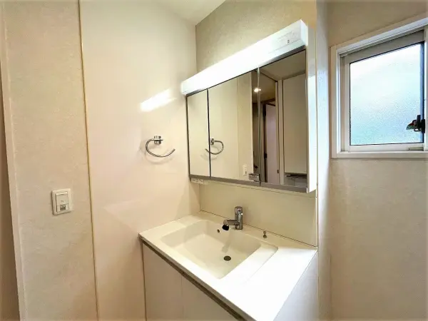 身支度のしやすい、3面鏡＋シャワー水栓付きの洗面化粧台。鏡裏とボウル下に収納スペース有。