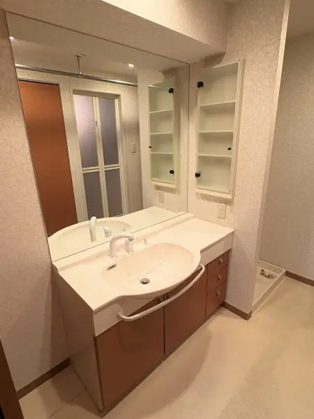 横幅の広い豪華な造りの洗面台です!