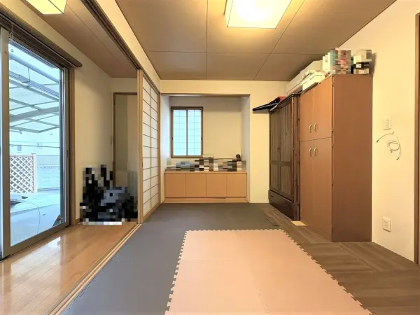 1階和室/床の間付の6帖。広縁があり、お天気の良い日はぽかぽかとして心地の良い時間が過ごせそうです。