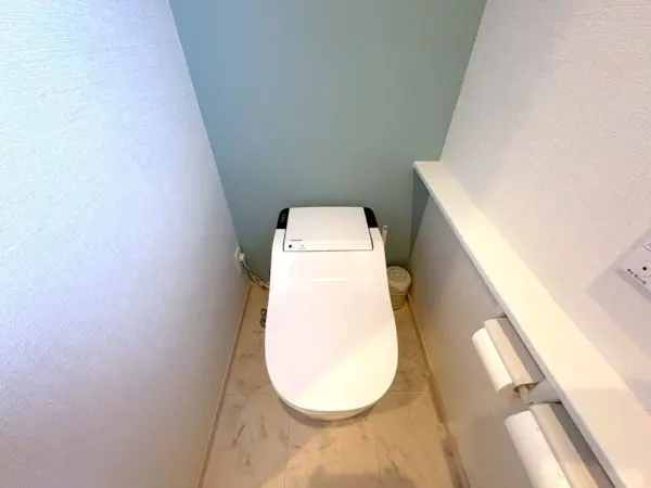 1階トイレです。トイレは各階にあり、朝の忙しい時間帯や来客時にも気兼ねなくお使いいただけます。