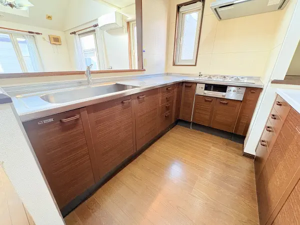 L型のシステムキッチン。ガスコンロはLPガスを採用。