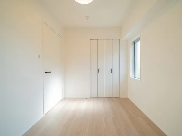 衣類や身の回りの物を整理できる折れ戸タイプのクローゼット付き。端にかけた衣類も取り出しやすいです。