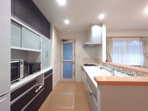 床下収納や物入が設けられており、食品のストックなどを収納可。キッチン周りをすっきりと保てそうです。