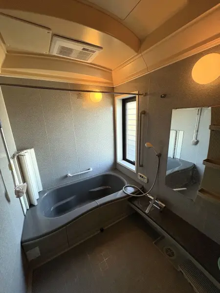 1日の疲れを癒してくれる、浴室。窓があり、自然換気も可能です。動作をサポートする手摺り付き。