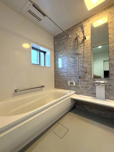 浴室には手すりが設置されているので、移動時の支えになり、快適な入浴をサポートします。