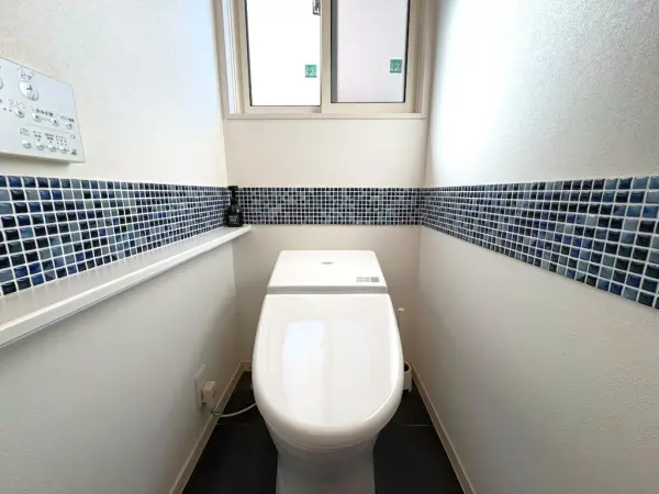 1階トイレです。各階にトイレが完備されており、家族のプライバシーと快適性を両立しています。