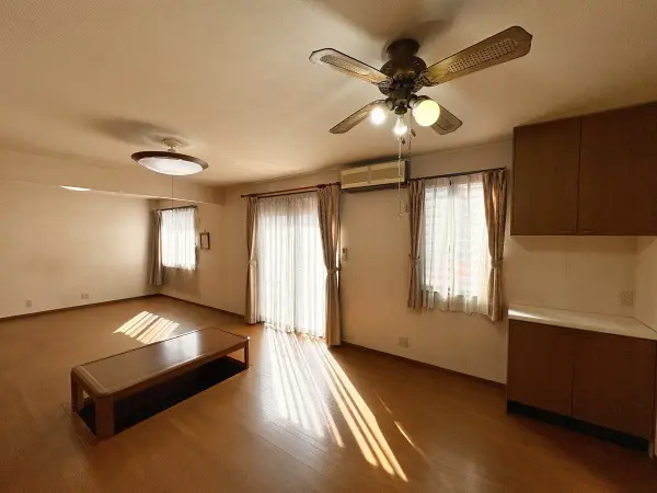 1階リビングダイニング。キッチンと合わせると合計24帖の広さがあります。