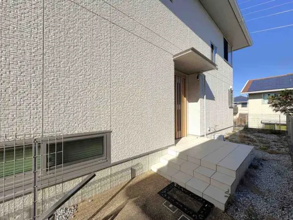 駐車スペース、玄関は東側から出入りいただけます。駐車スペース奥の階段を上ると玄関がございます。