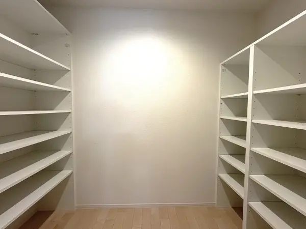 広々としたパントリーは棚付ですので、食器や調理家電、たっぷりの食料品ストックをすっきり整理できます。