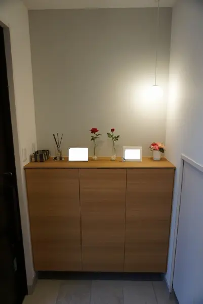 玄関には、木目調のシューズボックスが設置されています。