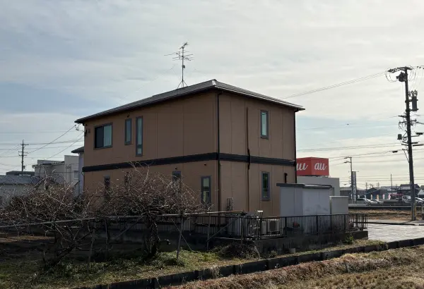 静かな住宅街に位置します。
