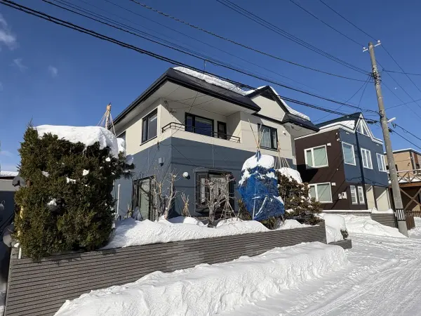 季節ごとの変化を楽しめる植栽が彩る庭は、日々の暮らしに潤いと癒しをもたらしてくれます。