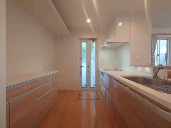 背面にカップボードが設置されており、食器や調理家電をすっきりと収納いただけます。勝手口有り。