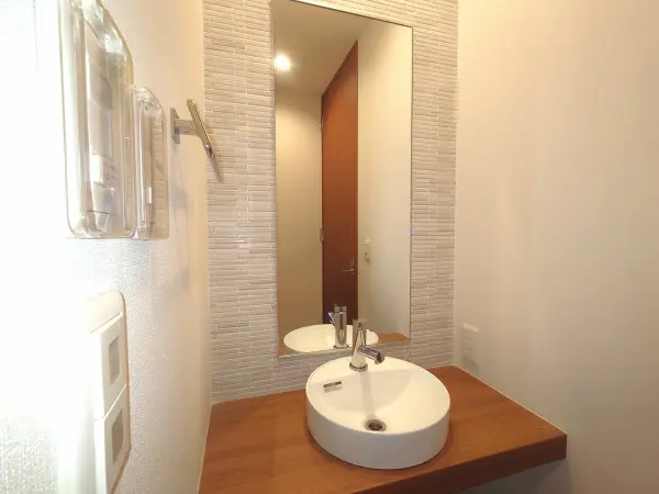 （1階洗面台）玄関そばに設けられているため、帰宅後すぐに手を洗うことができます。