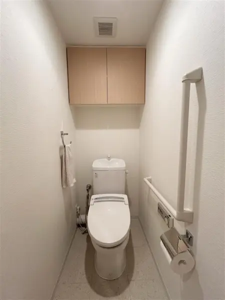トイレは収納棚があり、トイレットペーパーのストックや掃除道具等をすっきり収納出来ます。