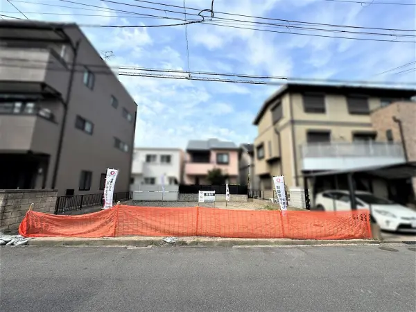 前面道路含む現地写真
前面道路との高低差もフラットで、駐車の際も停めやすく、ストレスフリーです。