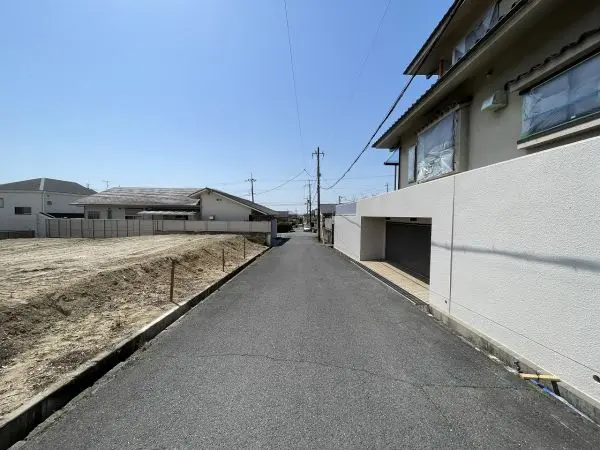 北西角地で、前面道路幅員は北側・西側ともに約５．２ｍ。
ぜひ現地にて日あたり等ご確認ください。