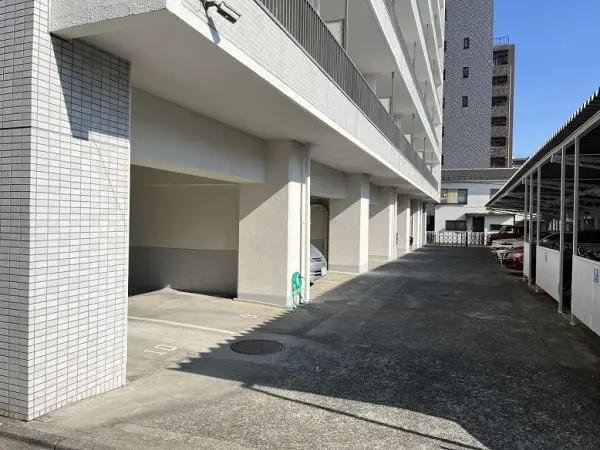 敷地内に設けられた駐車場は平置きタイプ。車の出し入れもスムーズに行えます。