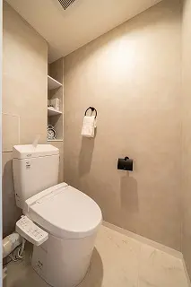 手洗い器一体型のトイレです。毎日清潔に使用できる、温水洗浄便座が設置されています