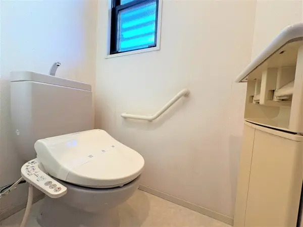 （北東側1階トイレ）温水洗浄便座付きのため、年中快適にお使いいただけます。