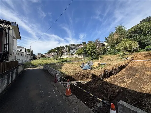 車通りが少なく、小さなお子様がいるご家庭も安心の、静かで穏やかな前面道路です。