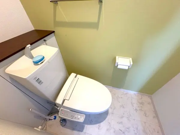 2階トイレです。トイレは各階にあり、朝の忙しい時間帯や来客時にも気兼ねなくお使いいただけます。