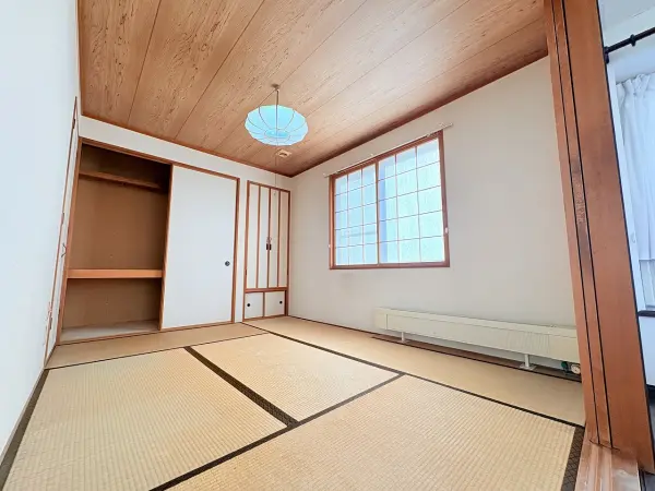 1階和室約6.0帖。南側の採光が入ります。