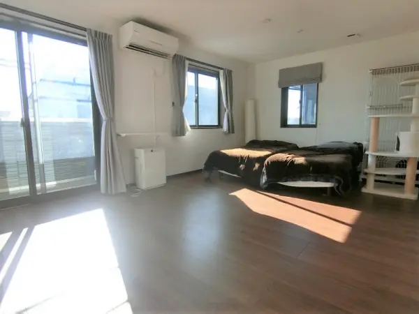 南東側がバルコニーに面しており、掃き出し窓からバルコニーへ出ることができます。