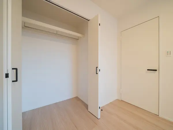 大容量のクローゼットは、枕棚・ハンガーパイプ付き。空間を余すことなく活用できそうです。