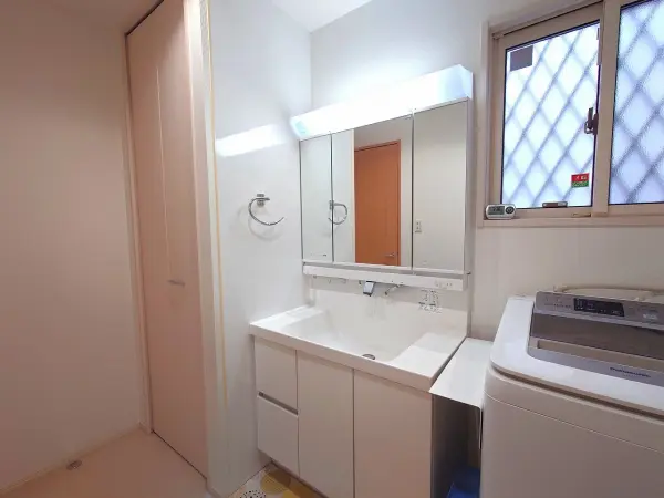 身支度のしやすい、3面鏡付きの洗面化粧台。洗面台横に物入があり、タオル類などをすっきり保管できます。