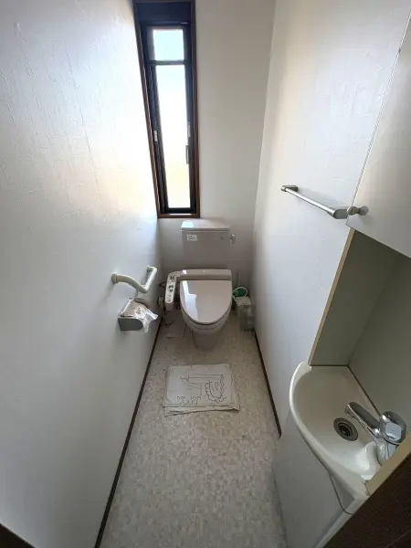 毎日清潔に使用できる、温水洗浄便座が設置されています。