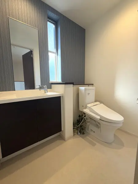 2階のトイレはゆったりとした空間で、独立した手洗器があり、快適なトイレ空間を実現しています。