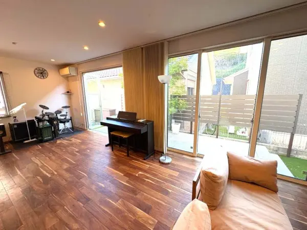 LDKは広々とした約28.0帖です。床材はアカシアの無垢材を使用した、おしゃれなフロアです。