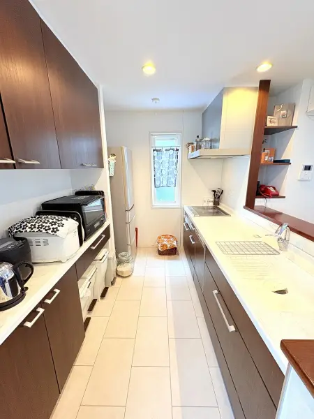 収納スペースが備わっており、散らかりがちなキッチン廻りもすっきりと片付きそうです。