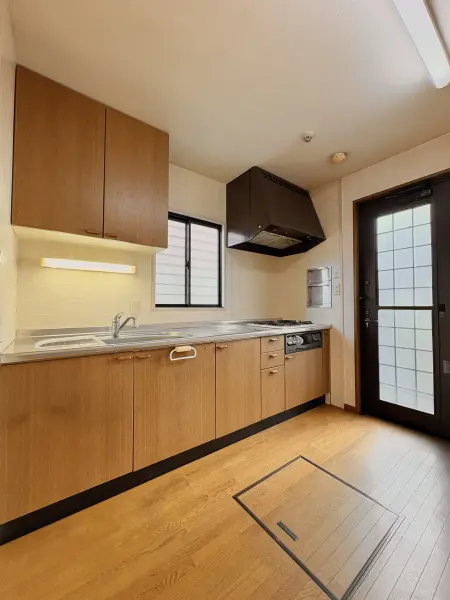 1階キッチン。各階にキッチンがございます。