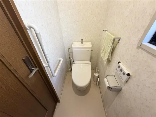 1階トイレ:温水洗浄便座付きのトイレ。白を基調とした清潔感のある空間です。