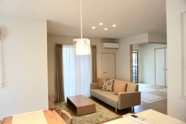 リビングに、約4.5帖の和室が隣接しています。間の引き戸を開放し、一体で利用することも可能です。