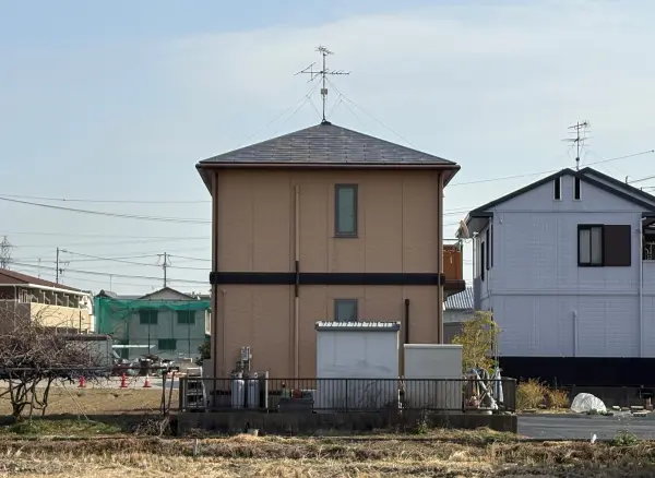静かな住宅街に位置します。